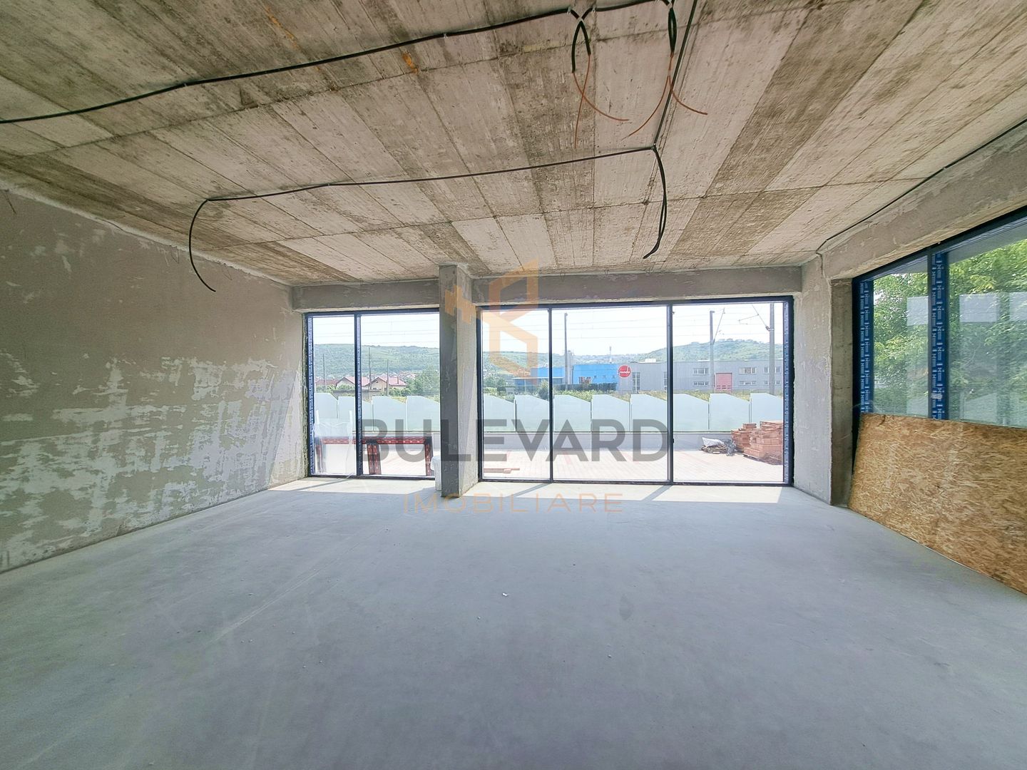 Cladire comerciala situata la drum intens circulat, 1365 mp utili + 20 parcari - Poză 20