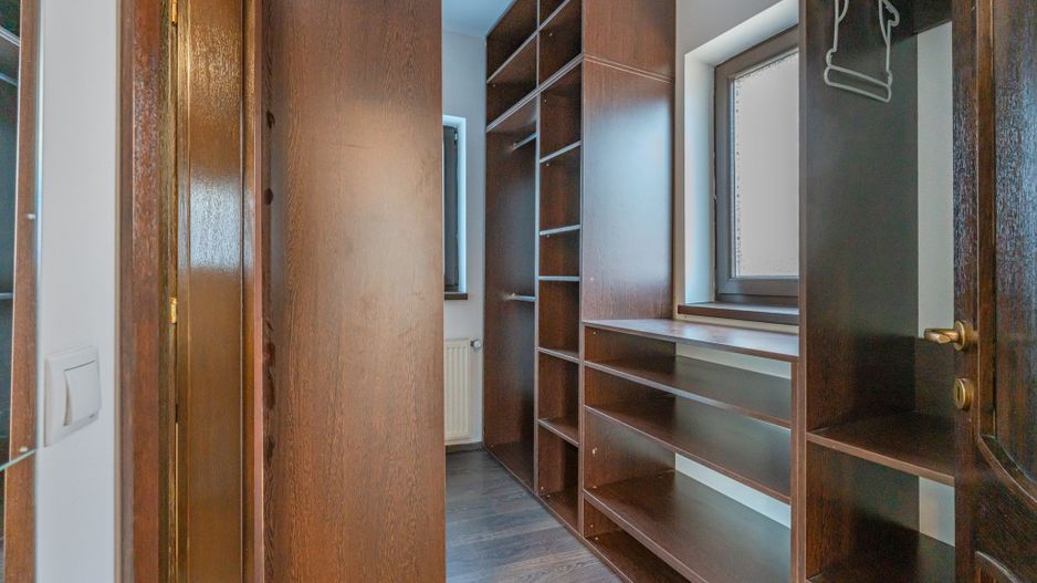 Casă modernă cu garaj și 4 dormitoare, aproape de Piața Sfatului - Poză 10