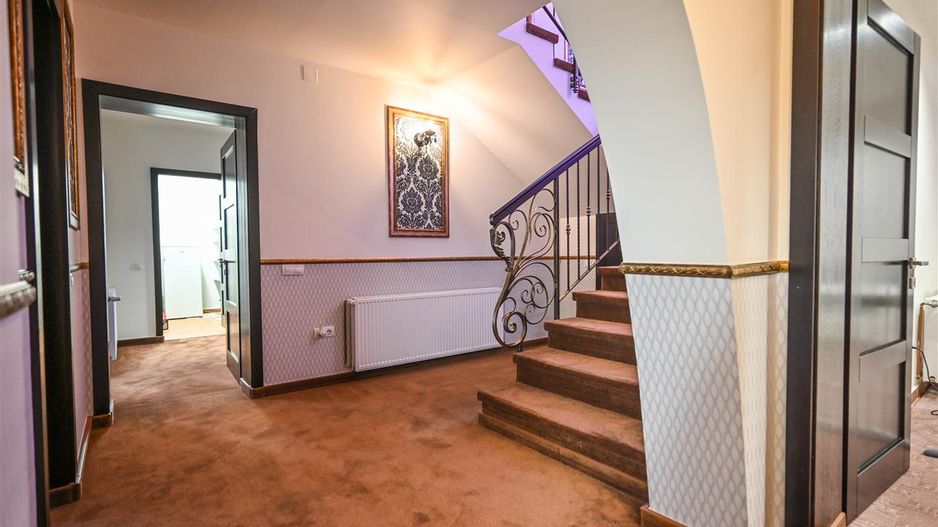 Somptuozitate in stil modern, 2 garaje, 3 terase, totul pe 1.000 mp teren - Poză 52