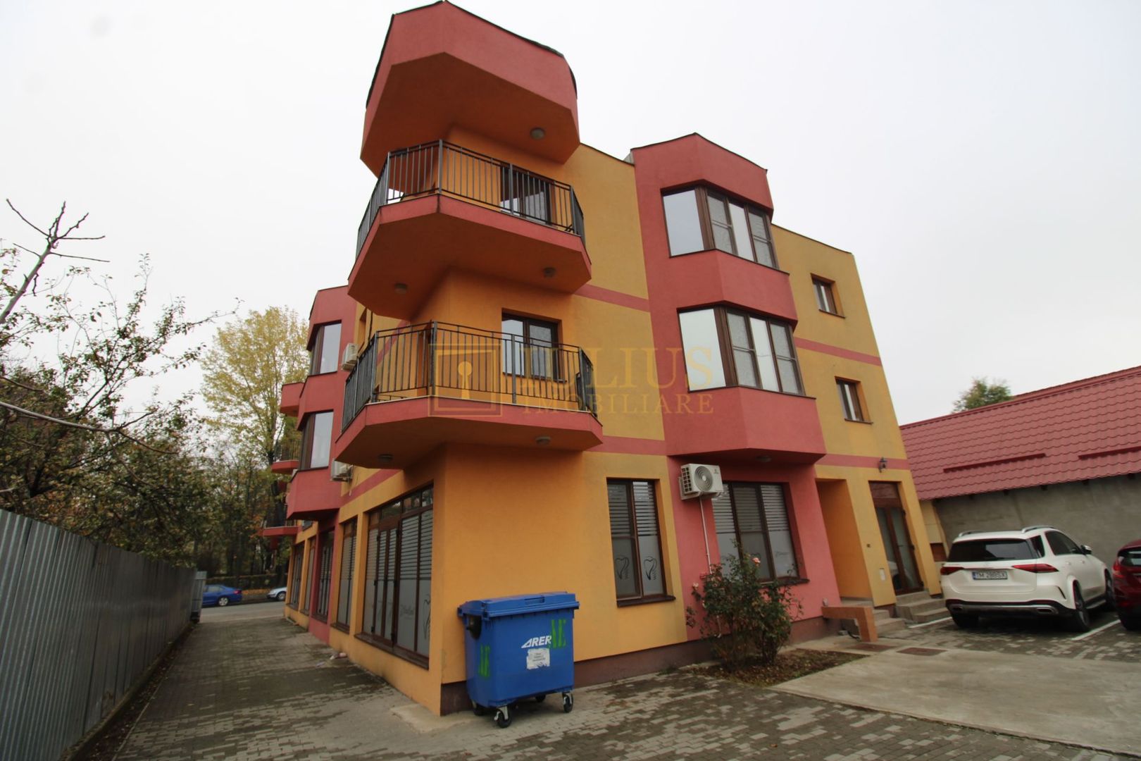 8 incaperi, 2 bai, centrala proprie, 3 locuri de parcare; Lipovei. - Poză 1