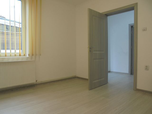 In centrul orasului! Vanzare casa renovata in Targoviste - Poză 3