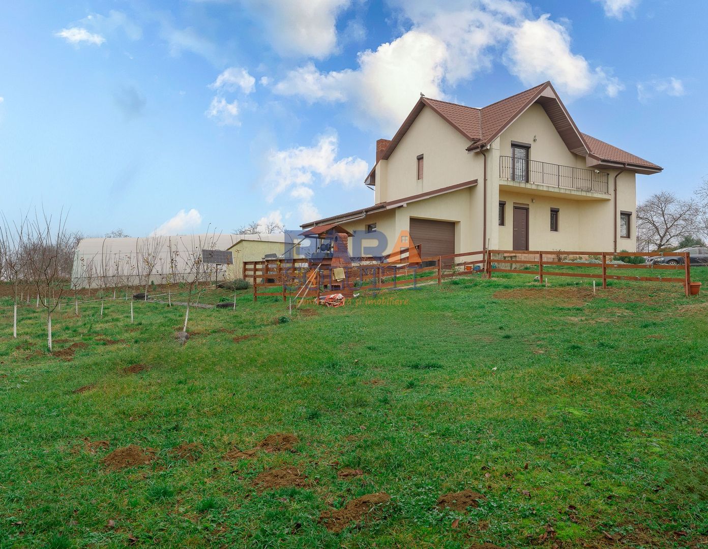 Casă cu 3 dormitoare și 2600 mp teren - Poză 1