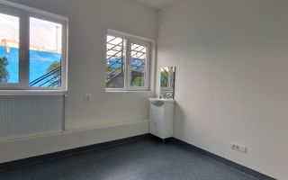 Spatiu comercial renovat si amenajat pentru a fi folosit ca o clinica medicala - Poză 3
