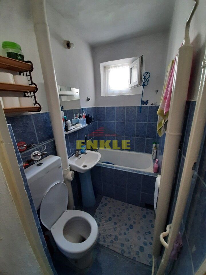 Apartament 3 camere transformat in 2 camere, zona scolii 7, etaj 2 - Poză 7