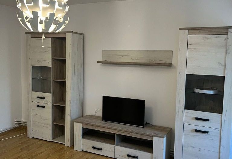 Inchiriez apartament 3 camere - Poză 1