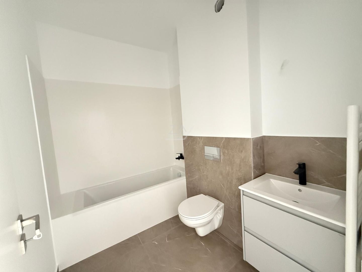 Bloc finalizat. Finisaje superioare. Loc de parcare. - Poză 6