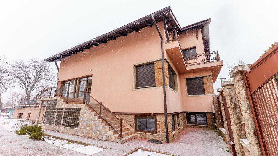 Casă deosebită două nivele în Battonya - Poză 1