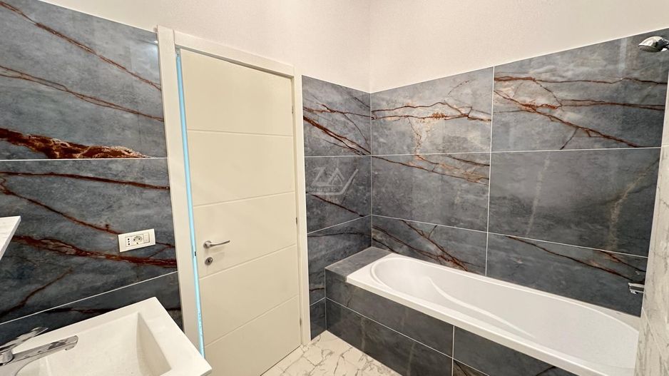 Etaj 1. Bucatarie inchisa. Drum asfaltat. Loc de parcare. - Poză 7