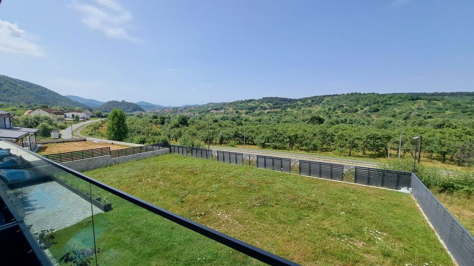 Casa cu piscina interioara si priveliste catre Cetatea Cisnadioarei - Poză 1