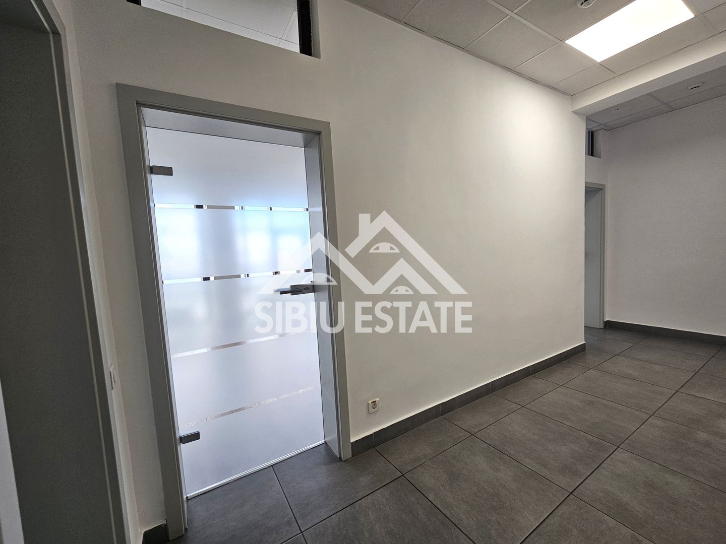 Spatiu de birouri de inchriat locatie centrala si vizibilitate buna - Poză 19