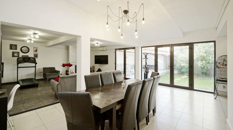 Brancoveanu  P+2, 8 cam, 6 dormitoare, 6 bai, 3 garaje teren 650 mp - Poză 1