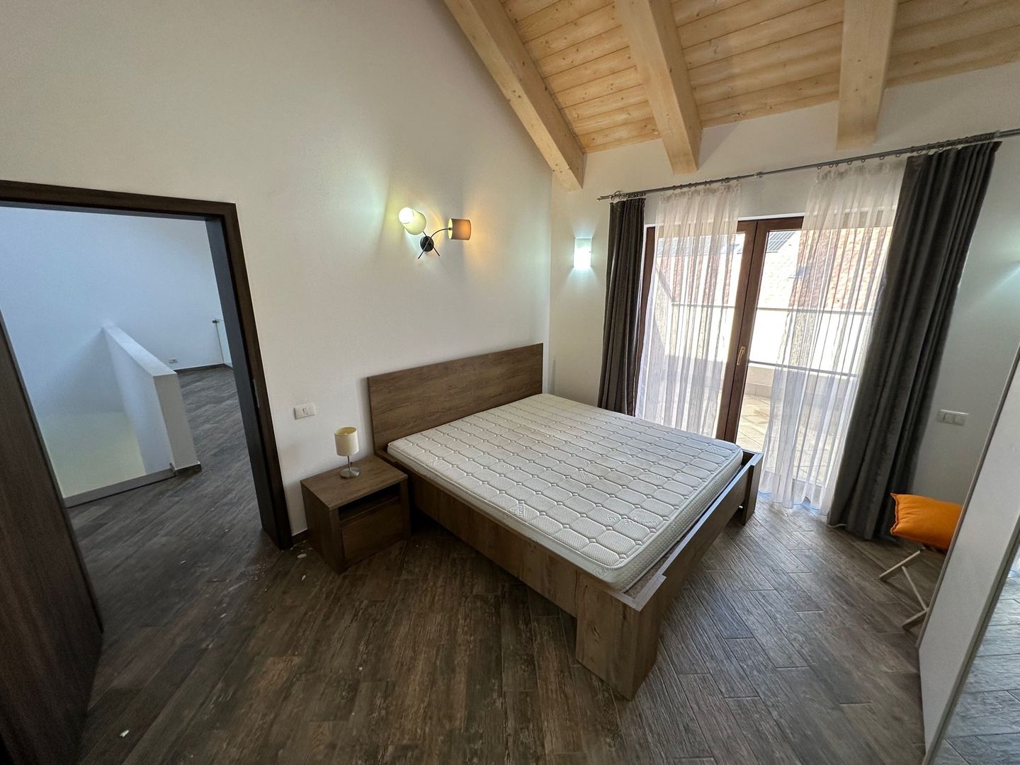 CASA SPATIOASA  CU GARAJ SI TEREN DE 600 MP - Poză 13