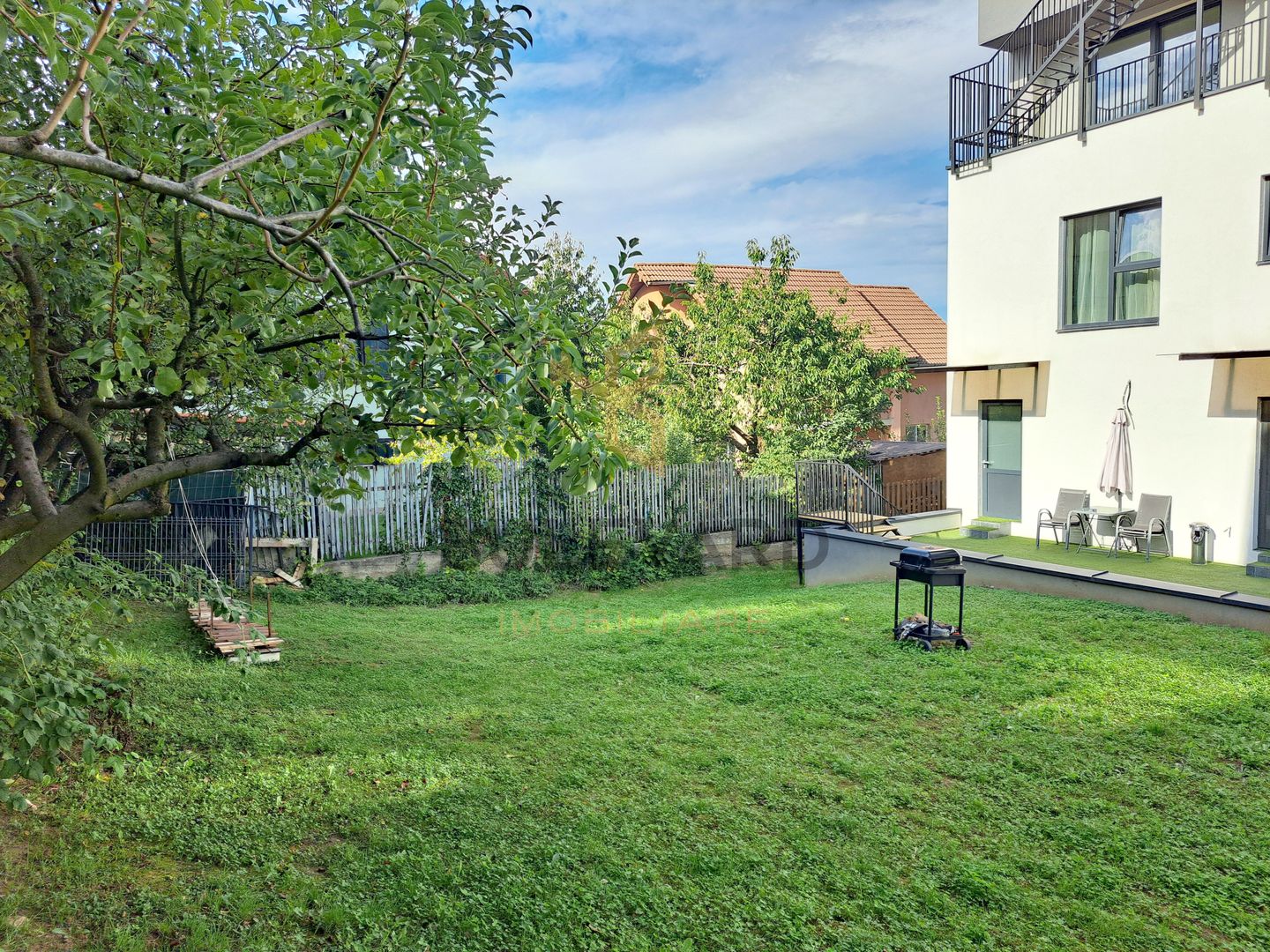 Penthouse 150 mp utili+ terase 200 mp+ 2 parcari subterane +curte 120 mp - Poză 1