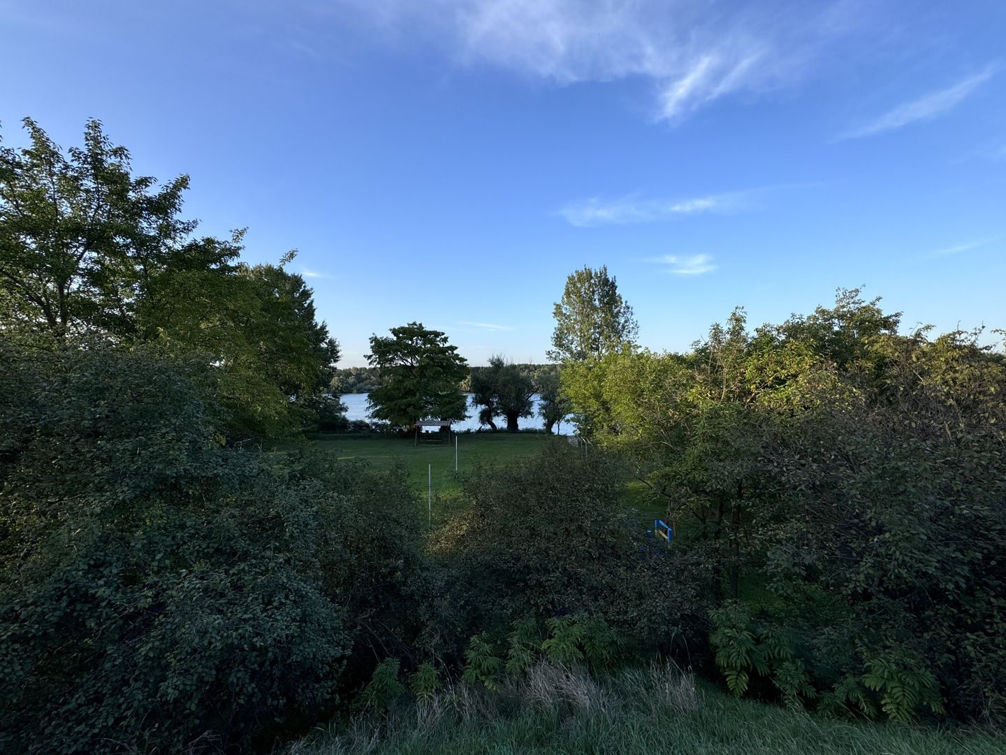 Hotel 25 camere 100 m deschidere DELTA DUNARII teren 12000 mp acces auto - Poză 2