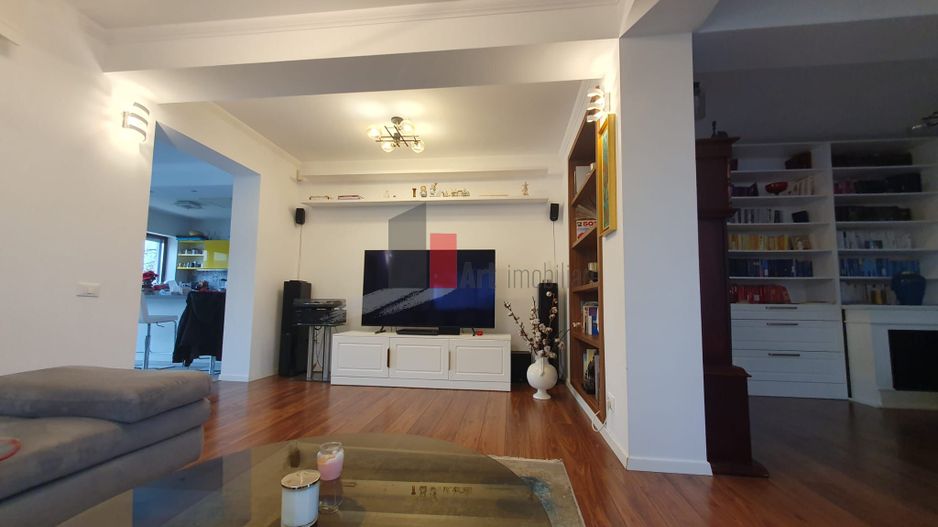 Vila superba Tunari cu piscina - Poză 3