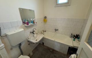 Investiție cu potențial: 2 apartamente + mansardă – Comison 0 - Poză 10