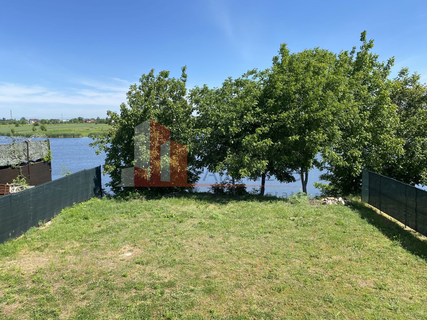 Proprietate pe marginea lacului, vila impresionanta. - Poză 27