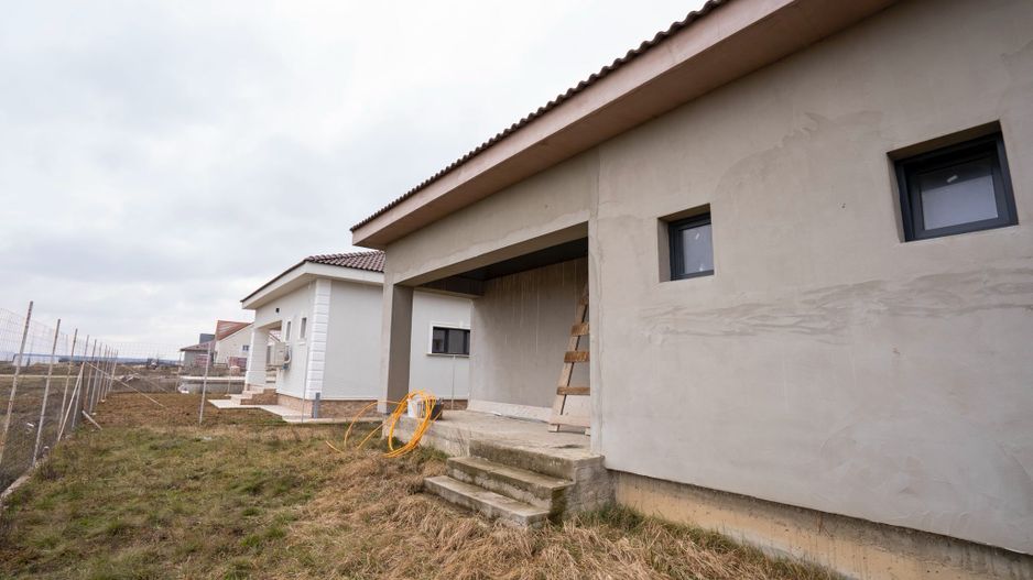 CASA NOUA SEMIFINISATA IN CIHEI CU 3 CAMERE - Poză 2