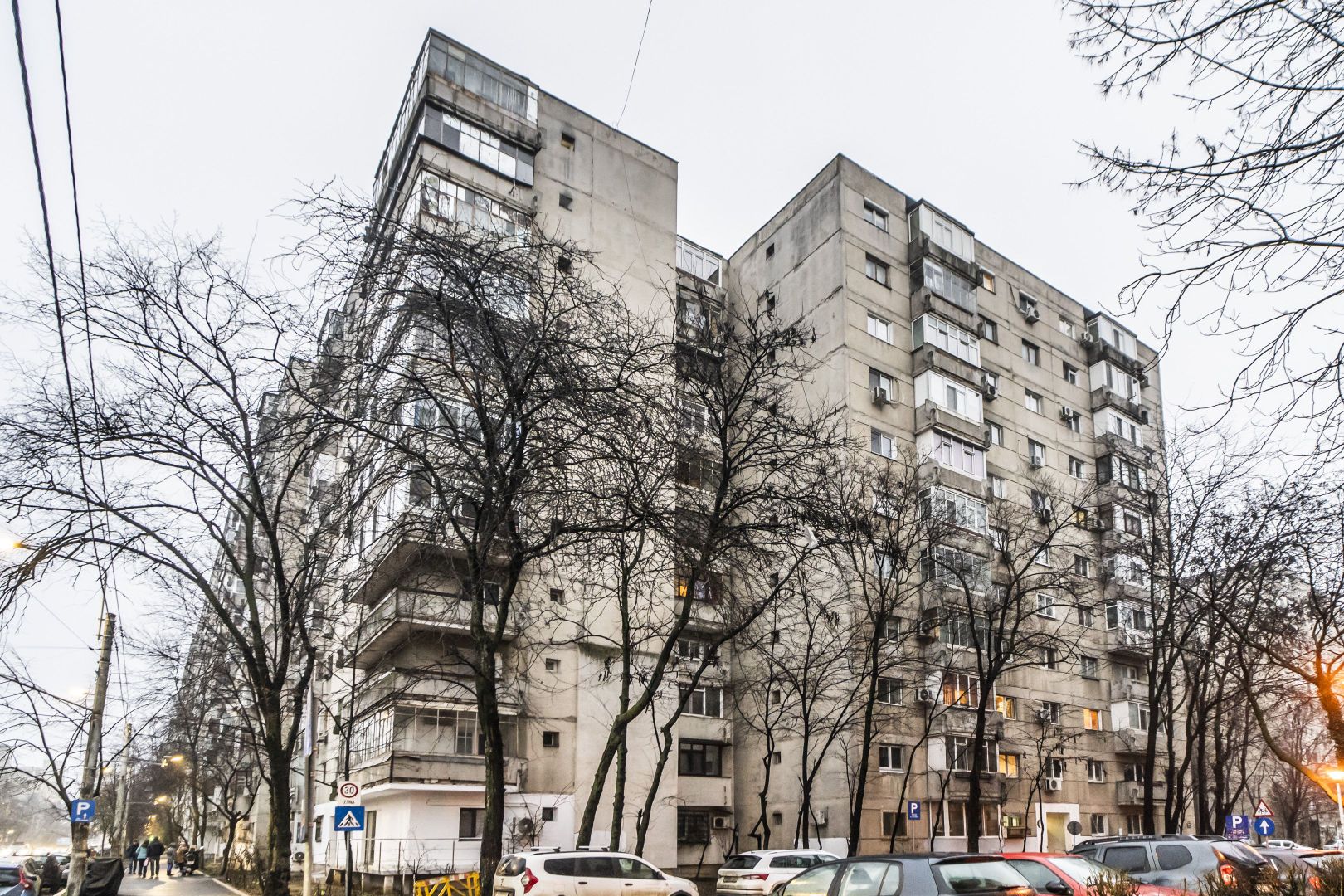Drumul Taberei 3 camere, 4/10, bloc stradal, c-tie 1980, bucatarie mare, 2 bai - Poză 1