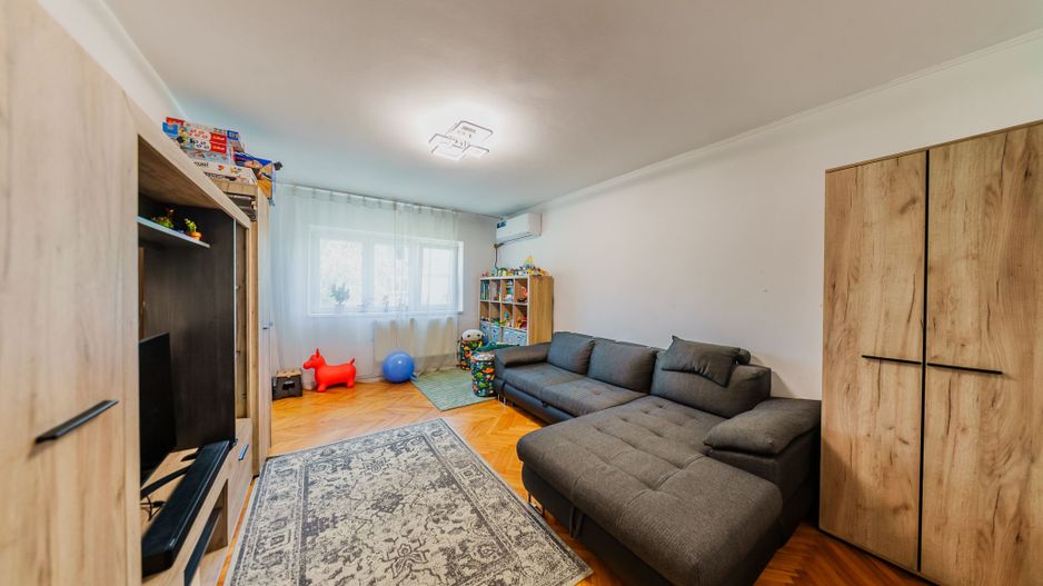 Apartament 2 camere, zona 300, decomandat, etaj 1 - Poză 2