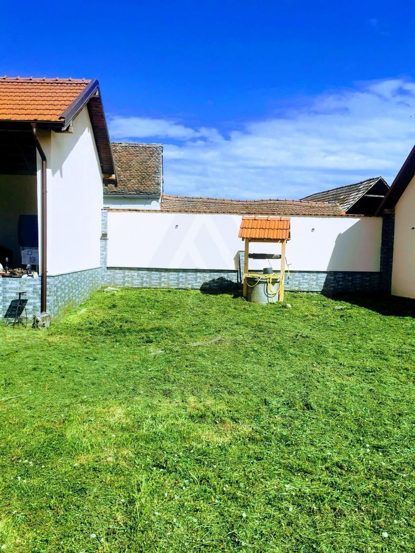 Casa individuala cu garaj 60 mp si teren+gradina 2650 mp in Porumbacu - Poză 4