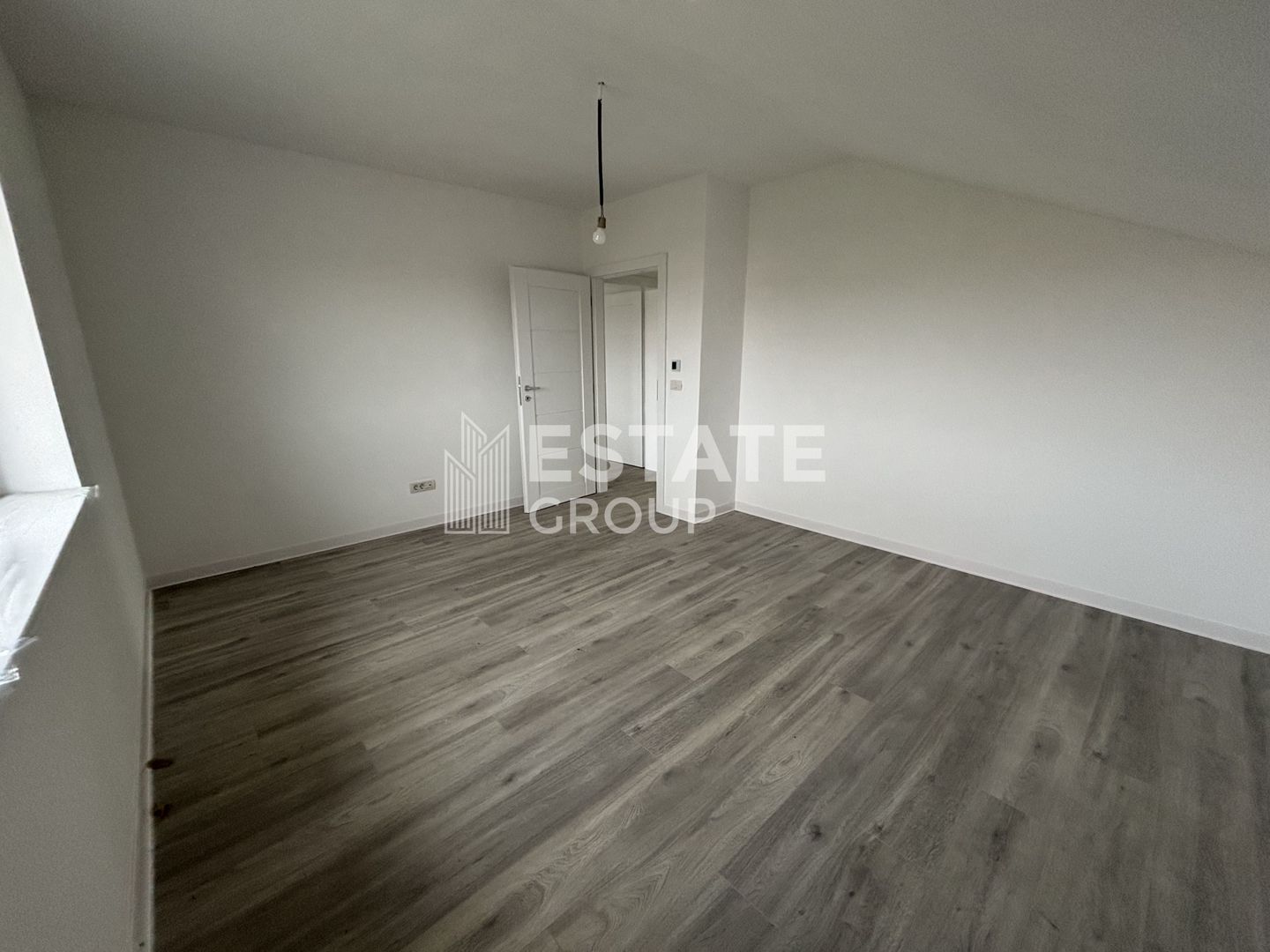 Casa individuala cu 5 camere in Mosnita Noua zona castel - Poză 9