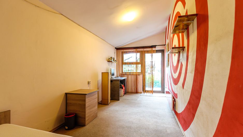Apartament cu 2 camere, la curte comună, în Grădște. - Poză 3