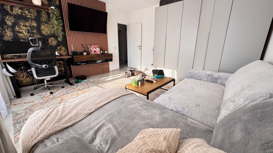 Apartament decomandat, renovat complet, mobilat, parcare inclusă. - Poză 1