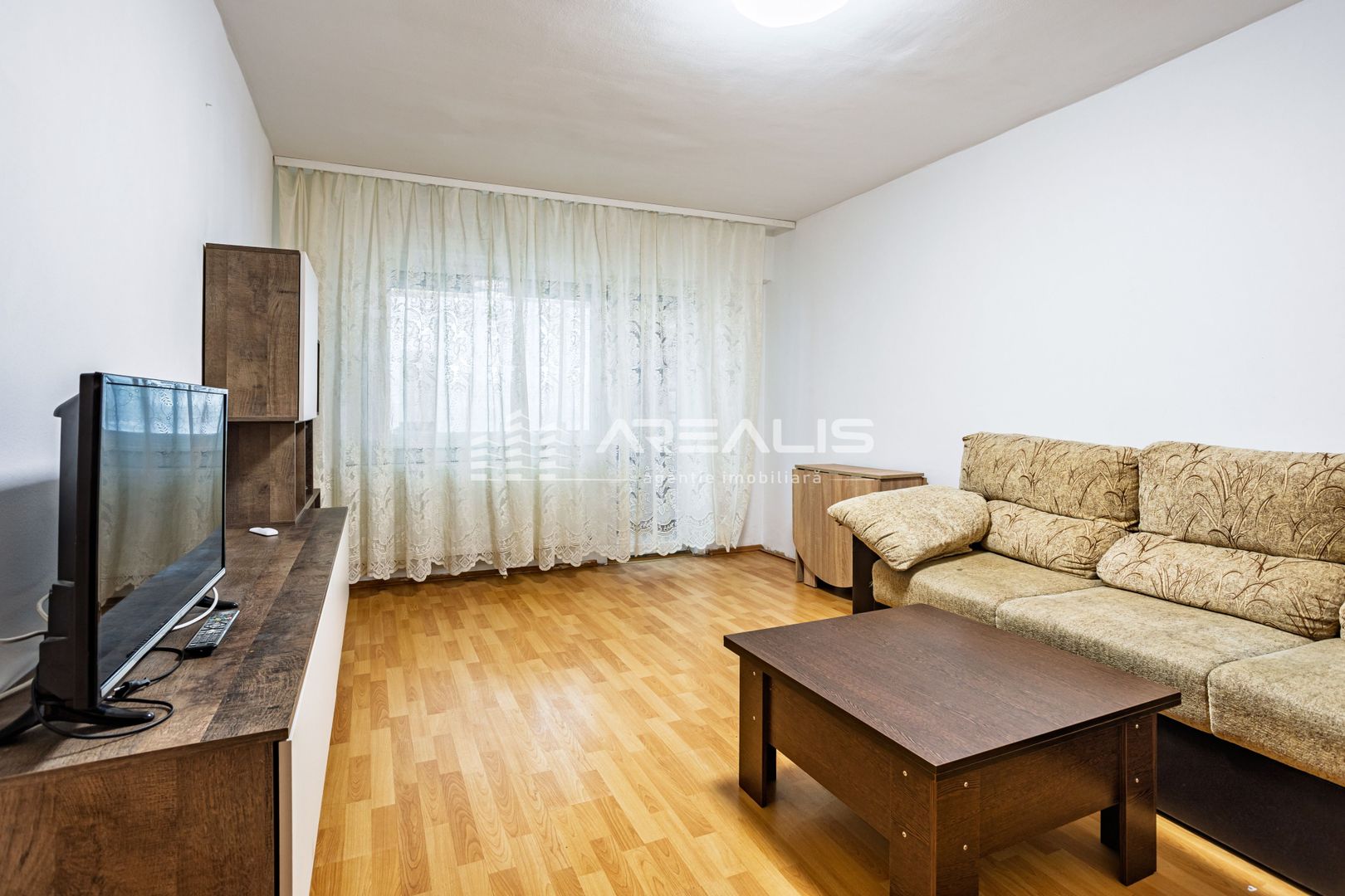 De închiriat -Apartament 3 camere, decomandat, zonă centrală - Poză 1
