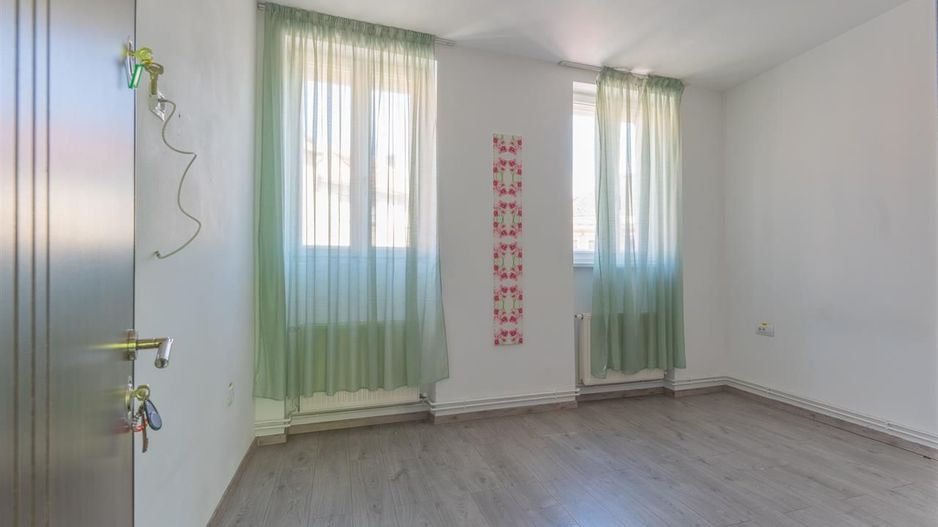 Casa cu spatiu comercial si 9 camere in zona istorica a Brasovului - Poză 12