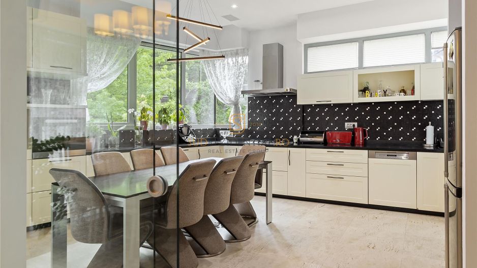 Vila exclusivista cu piscina, sauna si crama, 479.27 mp, langa padure - Poză 5