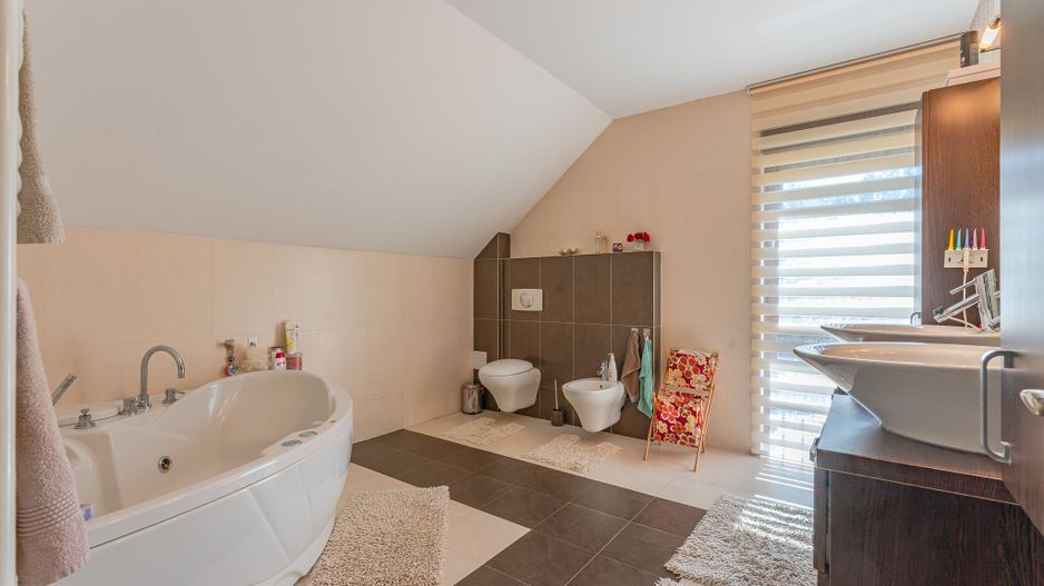 Casa Sacele amplasata in vecinatatea padurii cu pompa de caldura - Poză 19