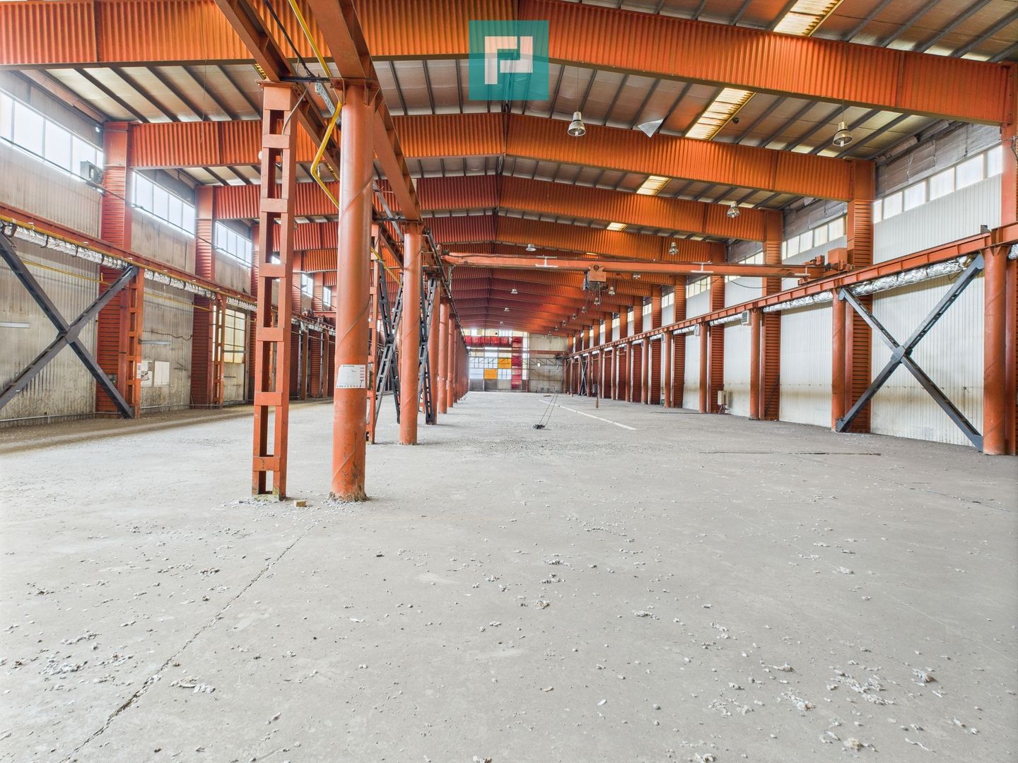 Hală industrială cu pod rulant și parcare betonată - Poză 6