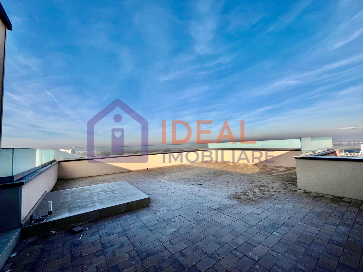 Penthouse cu 3 camere LA CHEIE, cu terase de 200mpu, zona Calea Surii Mici - Poză 1