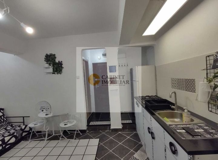 Piata Romana metrou - vedere catre bulevard - Poză 3