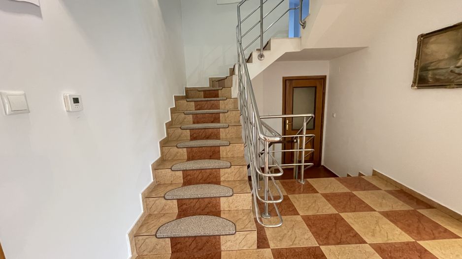 Casa spatioasa cu spatiu de relaxare-zona Blascovici - Poză 13