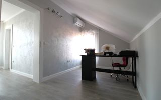 Curte, 4 apartamente, 8 camere, perfectă pt activități educaționale-Dumbravita - Poză 14