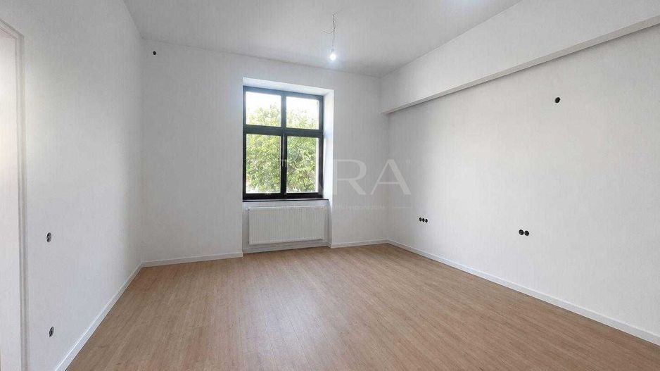 Apartament cu 3 camere, 65 mp, 2 băi, boxă. - Poză 1