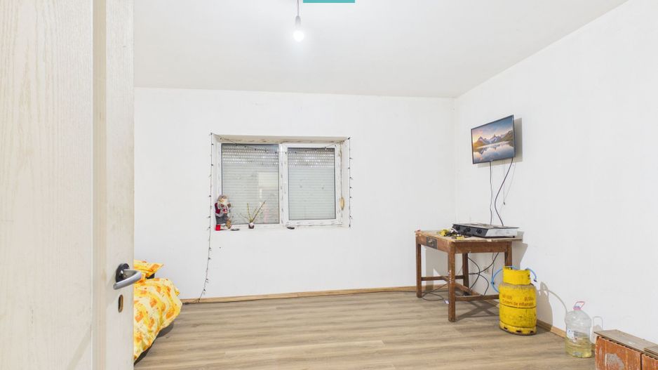 CASĂ ÎN ZERIND PE PRINCIPALĂ CU TEREN DE 1440 MP - Poză 4