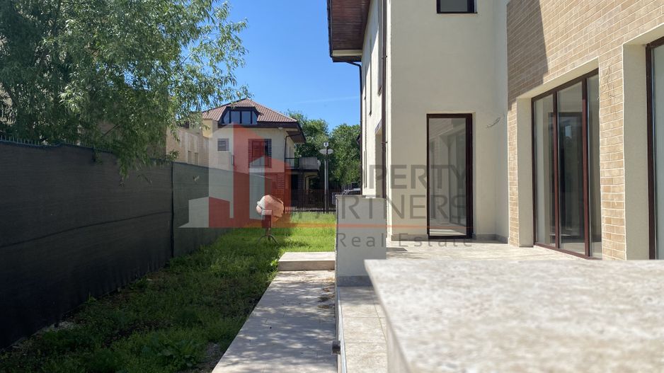 Proprietate pe marginea lacului, vila impresionanta. - Poză 4