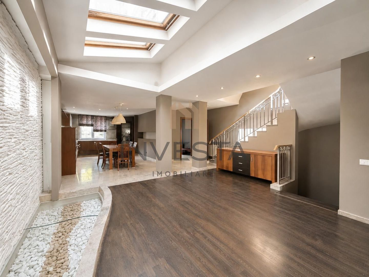 Casa de 360 mp cu sauna si garaj dublu de inchiriat in zona Buna Ziua - Poză 5