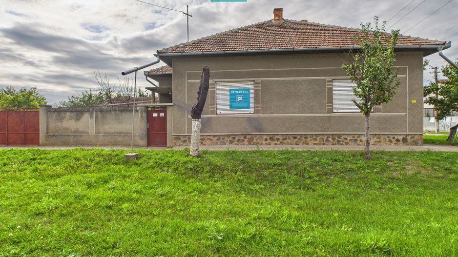 Casă cu teren generos, zonă centrală, Curtici - Poză 1