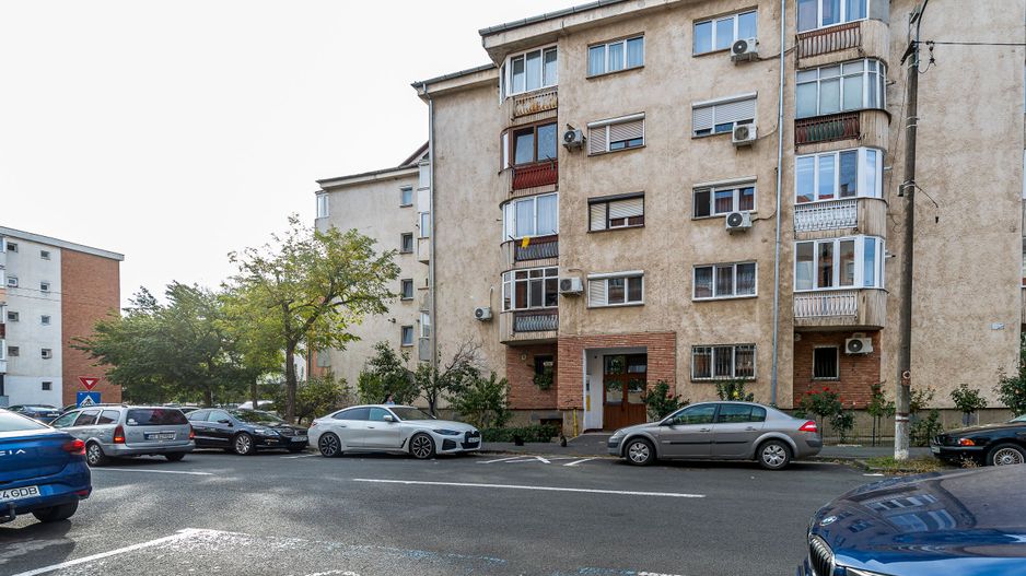 Apartament decomandat, 2 camere, Alfa, la 2 pași de stația de tramvai - Poză 1
