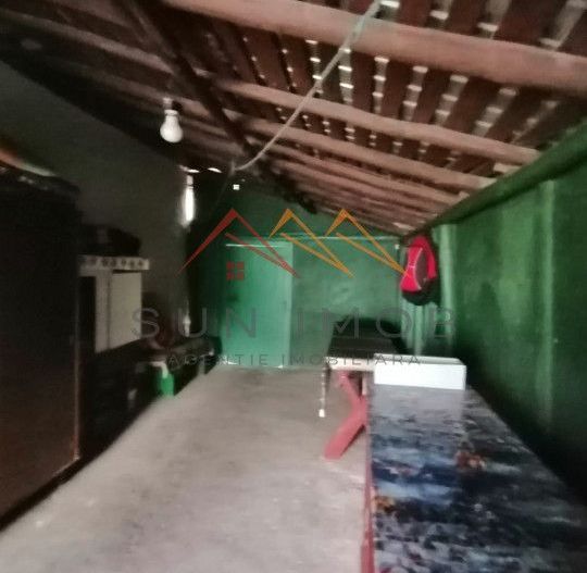 Casa rustica 3 camere, 4000 mp teren, cabana din lemn, pomi fructiferi - Poză 23