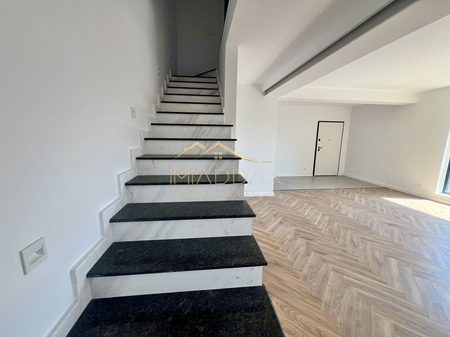 Vilă **6 camere  **451mp // Zona Iancu Nicolae - Poză 4