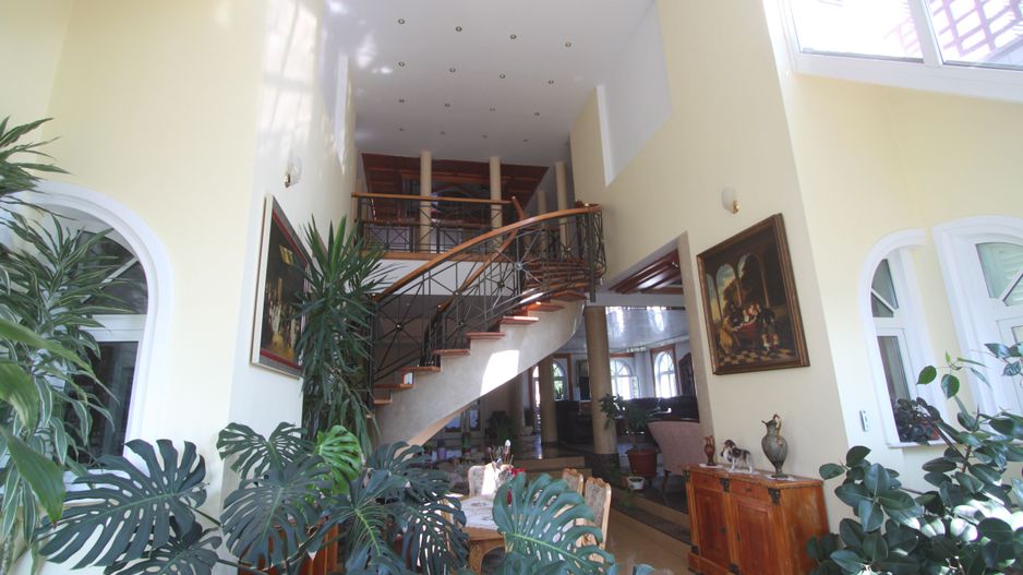 Casă / Vilă cu 8 camere de vânzare în zona Semicentral - Poză 4