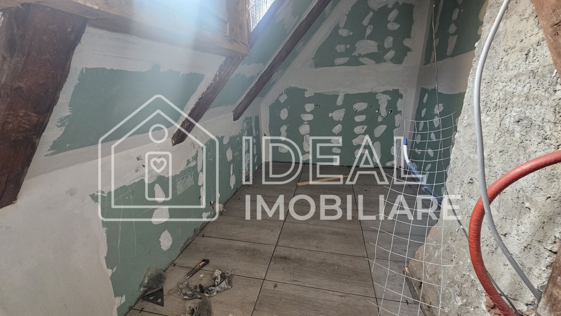 Casă veche, solidă, cu 4 camere, pivniță boltită și 4 băi – zonă centrală - Poză 5