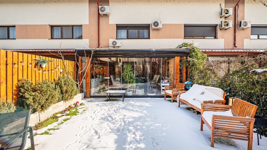 Duplex P+1+M cu grădină proprie, terasă și acces la piscină. - Poză 19