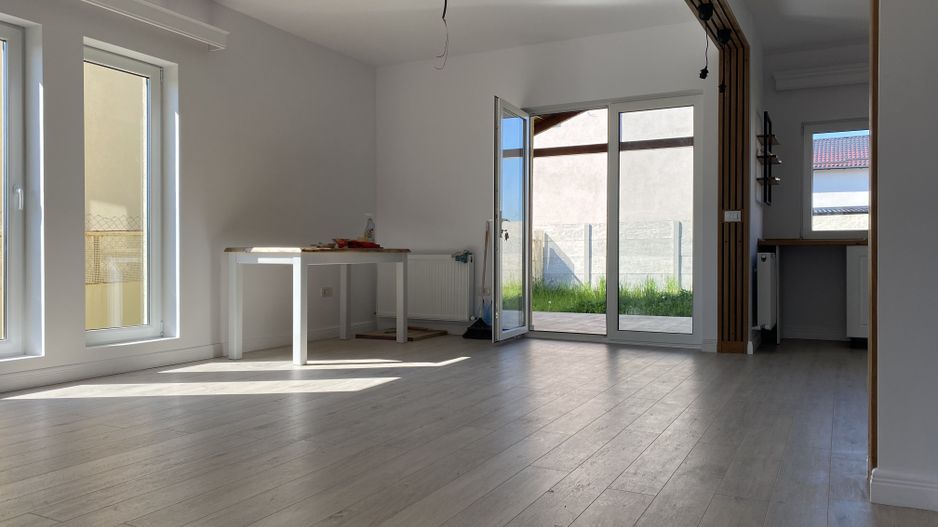Liniste si confort! Vanzare casa la cheie, luminoasa in Priseaca! - Poză 3