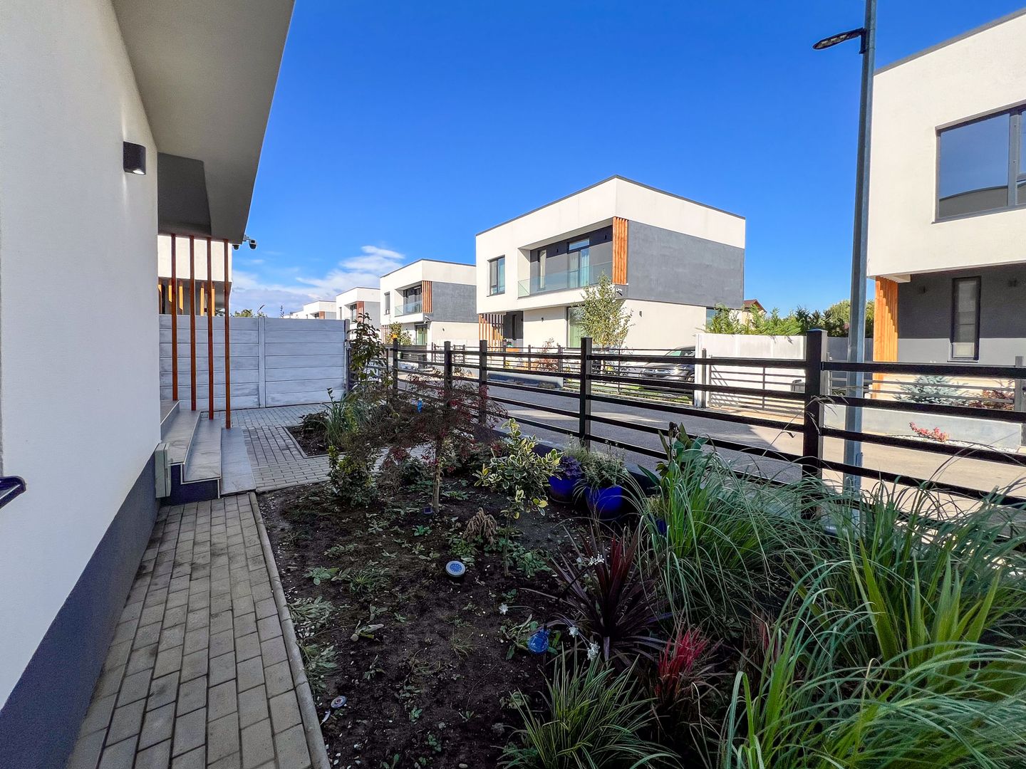 Vilă individuală elegantă, complet mobilată și utilată, lângă parcul și pădurea din Corbeanca - Poză 34